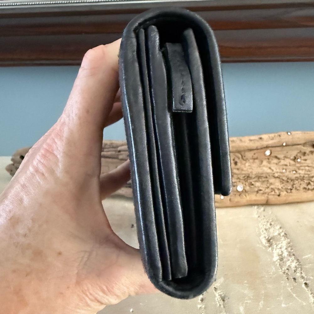 Gucci Black Embossed Leather Wallet with Gold GG Logo - Picture 4 of 9